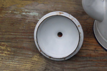 Ancienne cafetière en tôle émaillée blanche vintage