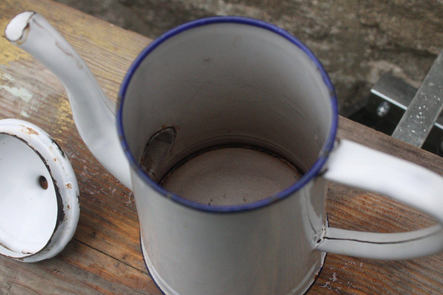 Ancienne cafetière en tôle émaillée blanche vintage