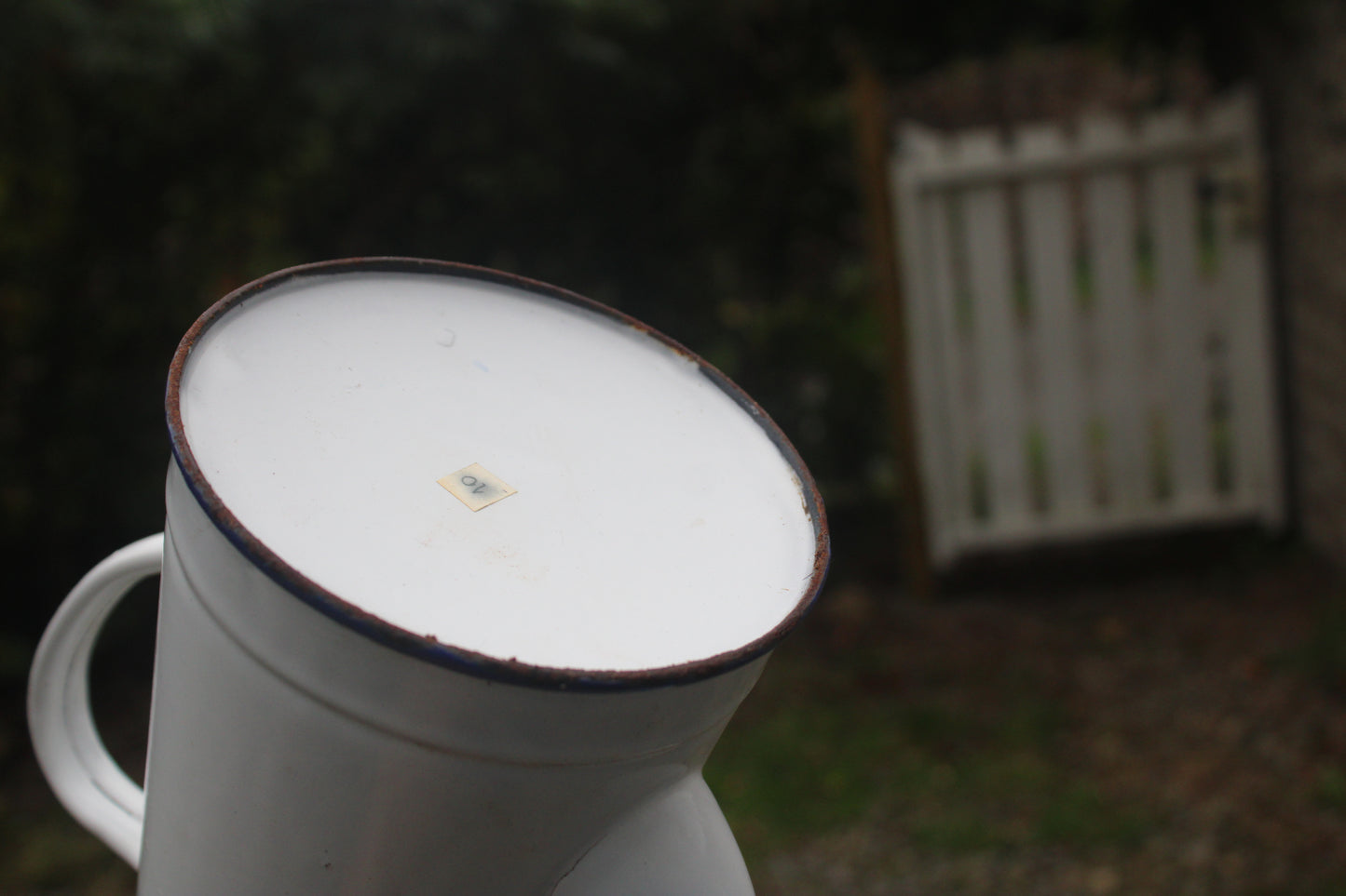 Ancienne cafetière en tôle émaillée blanche vintage