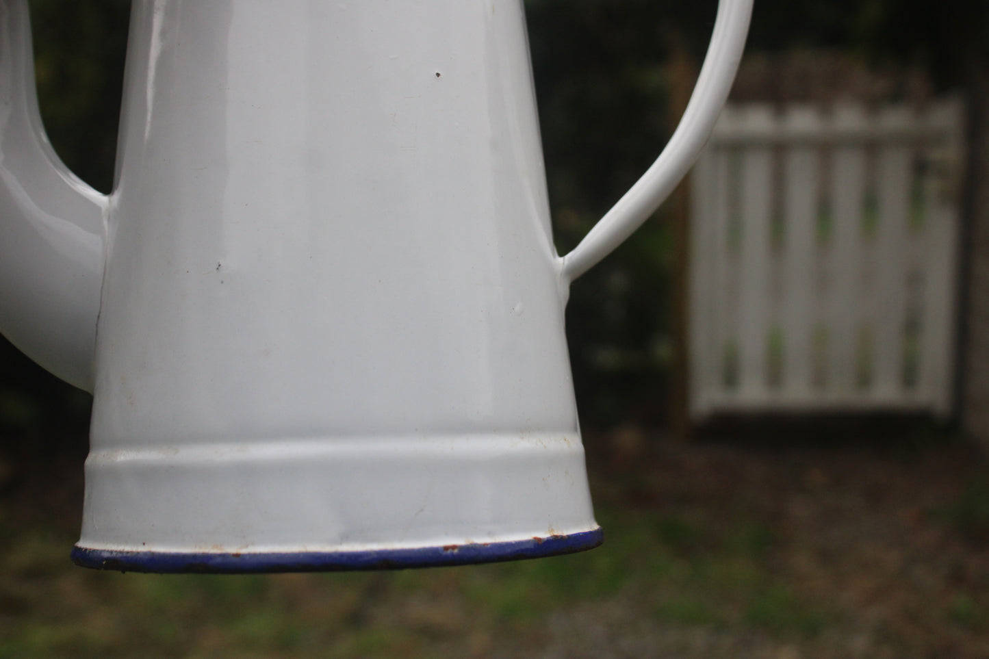 Ancienne cafetière en tôle émaillée blanche vintage