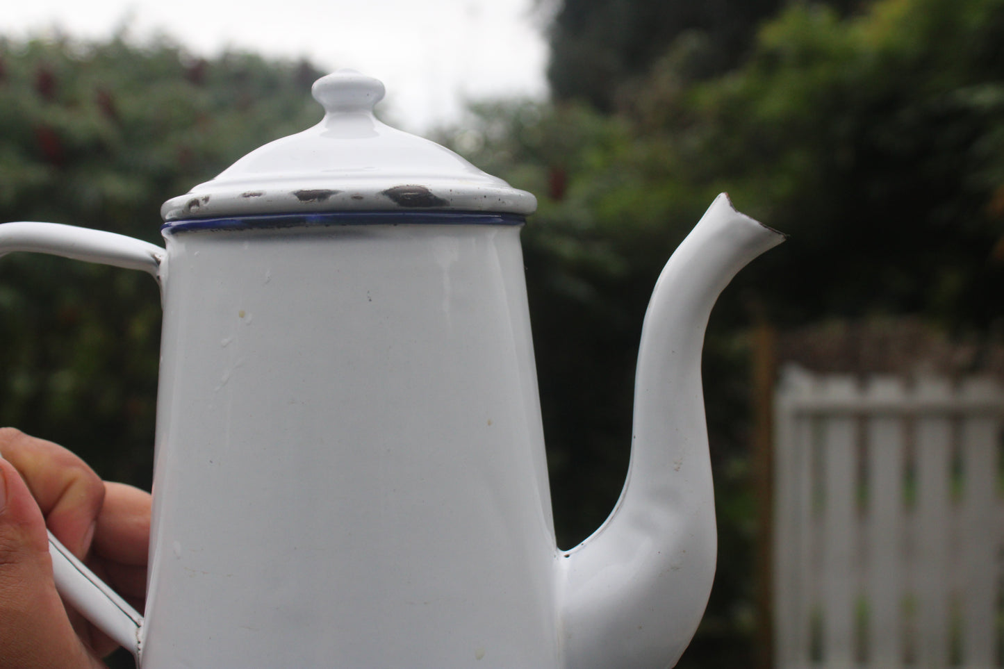 Ancienne cafetière en tôle émaillée blanche vintage
