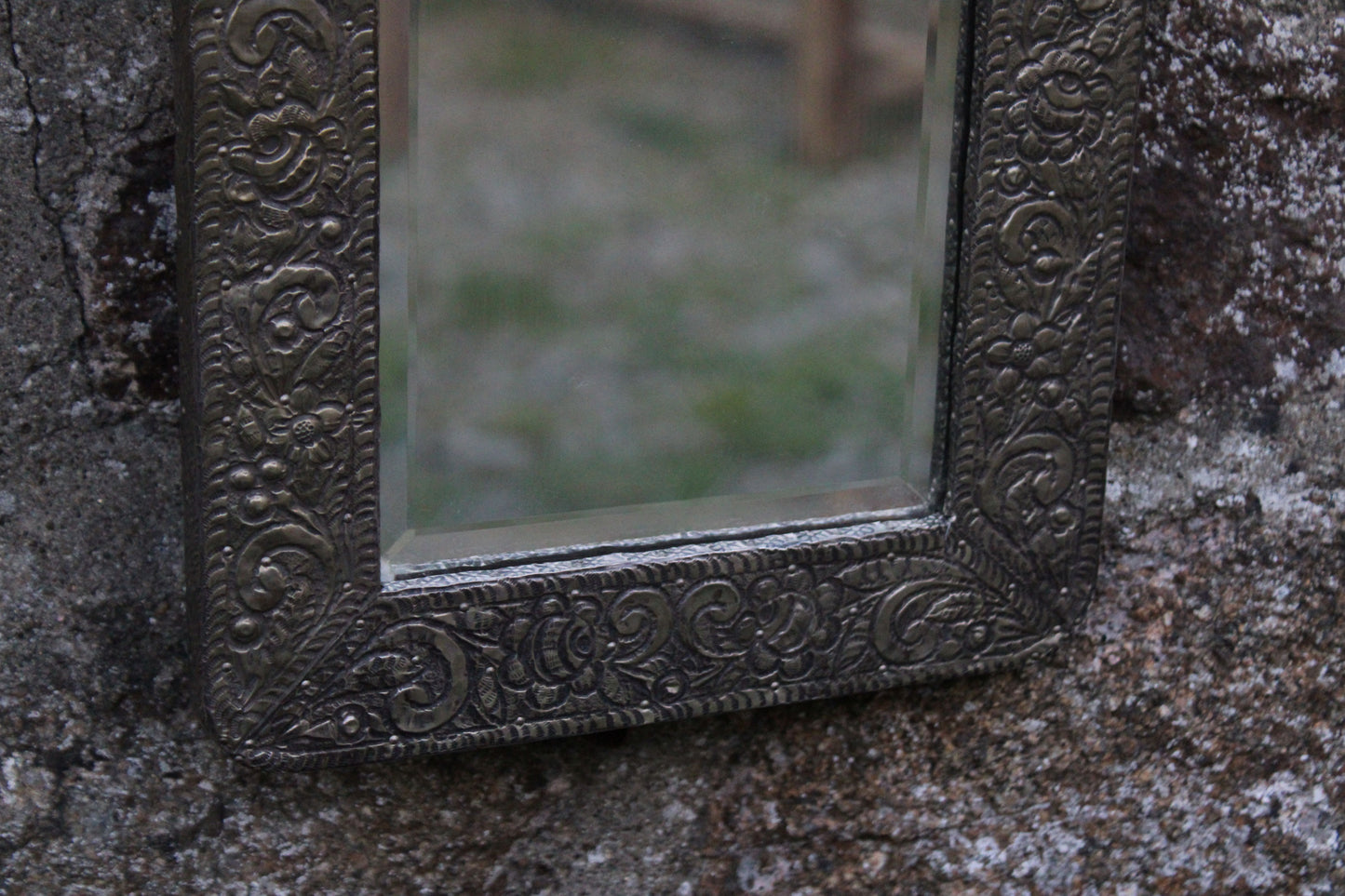 Miroir oriental en métal ciselé – biseauté, à poser ou accrocher