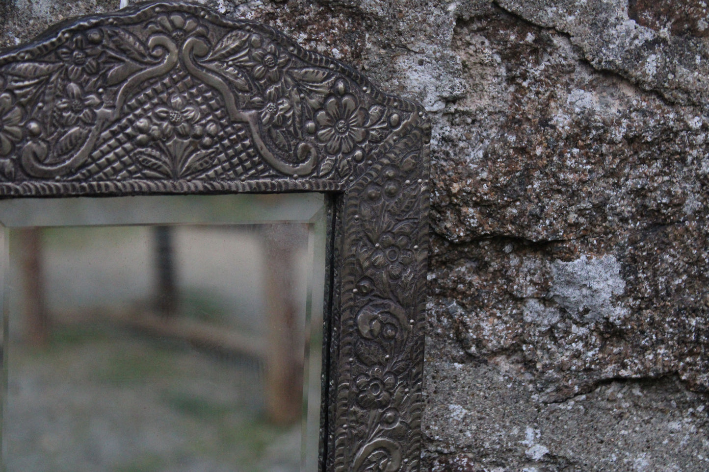 Miroir oriental en métal ciselé – biseauté, à poser ou accrocher
