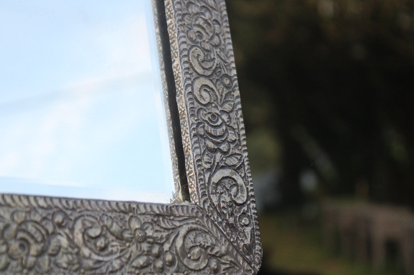 Miroir oriental en métal ciselé – biseauté, à poser ou accrocher