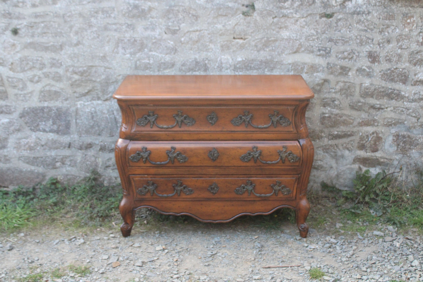 Commode galbée de style Louis XV dite “tombeau” - VENDU