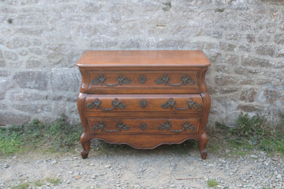Commode galbée de style Louis XV dite “tombeau” - VENDU