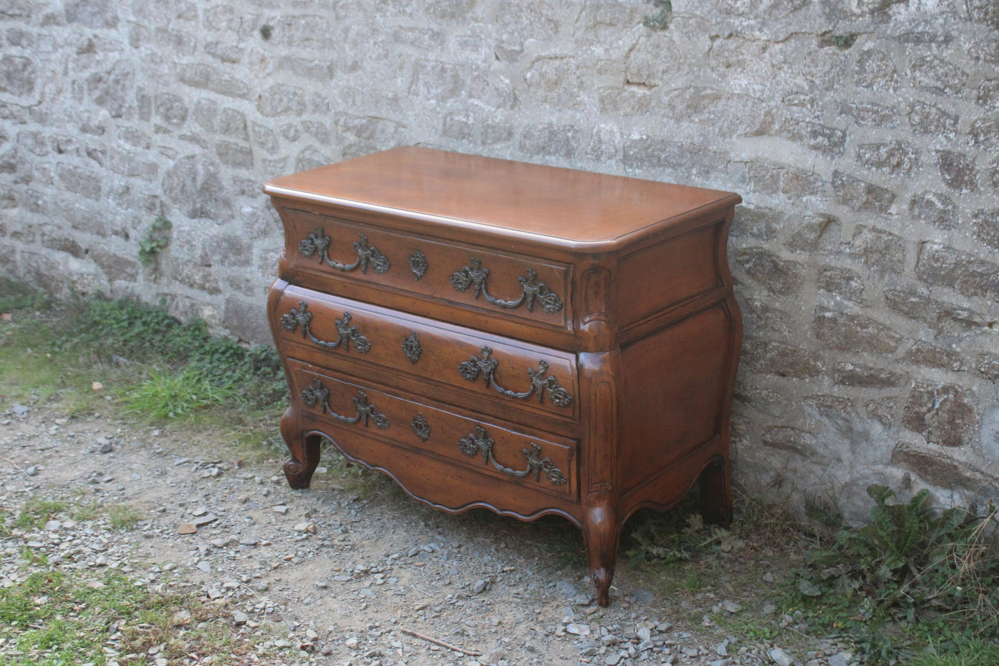 Commode galbée de style Louis XV dite “tombeau” - VENDU