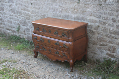 Commode galbée de style Louis XV dite “tombeau” - VENDU