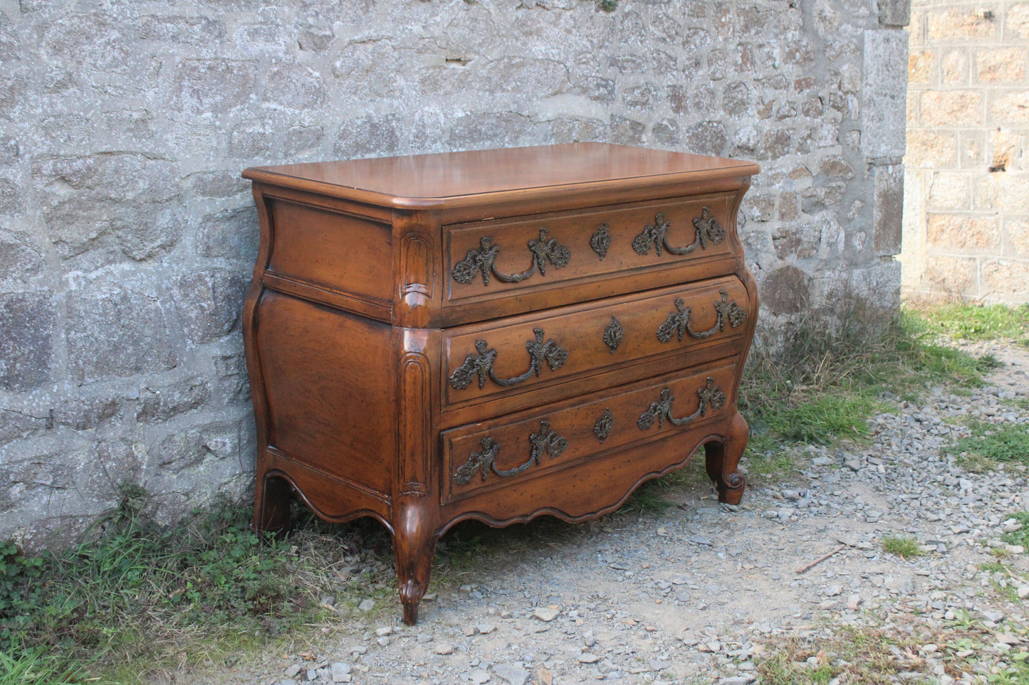 Commode galbée de style Louis XV dite “tombeau” - VENDU