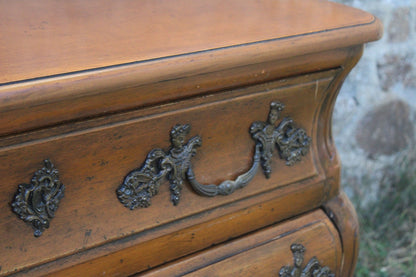 Commode galbée de style Louis XV dite “tombeau” - VENDU