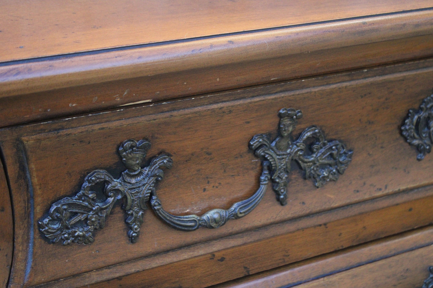Commode galbée de style Louis XV dite “tombeau” - VENDU