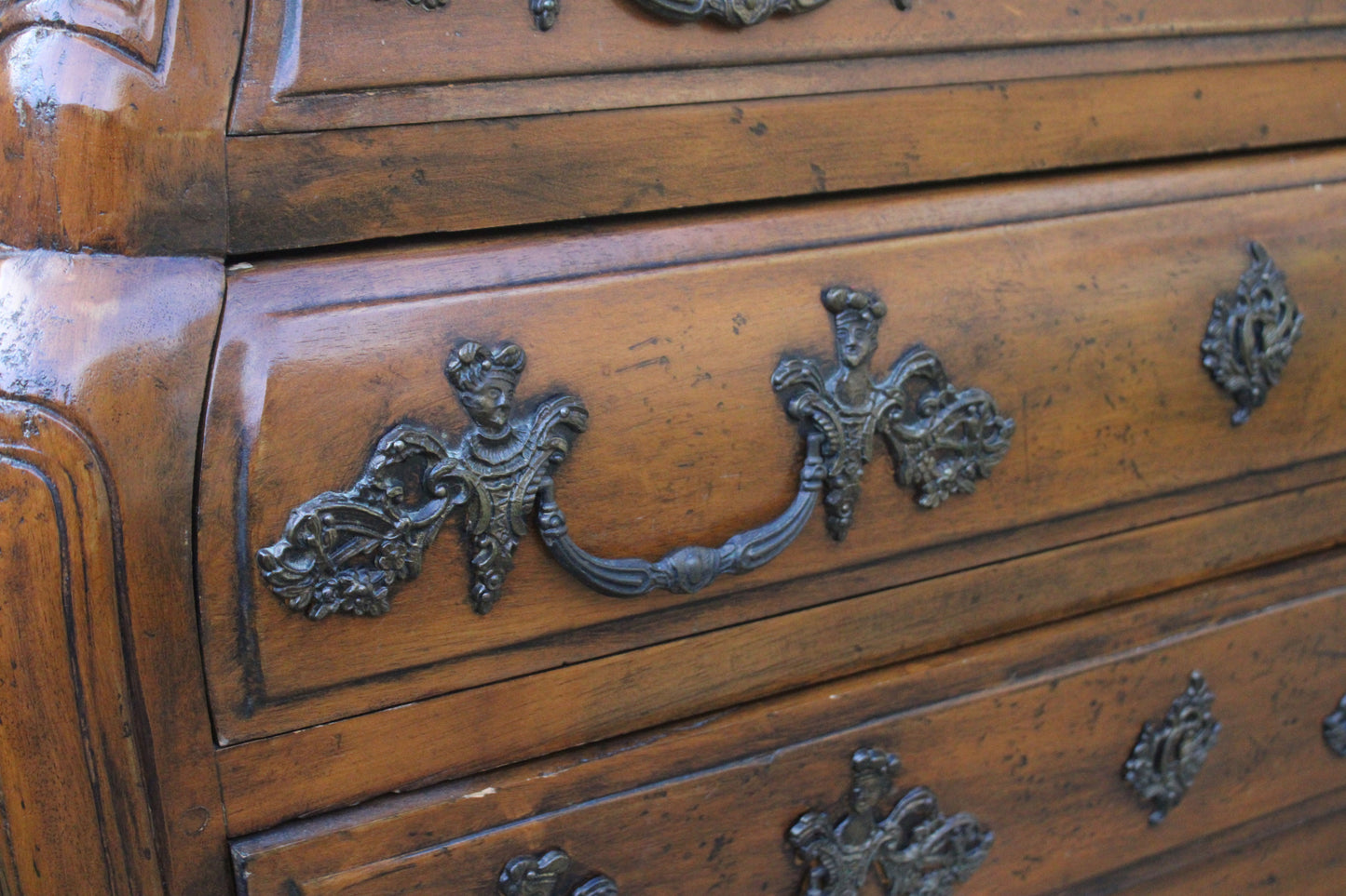 Commode galbée de style Louis XV dite “tombeau” - VENDU