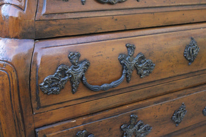 Commode galbée de style Louis XV dite “tombeau” - VENDU