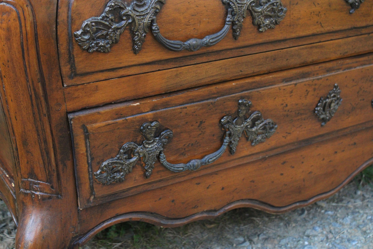 Commode galbée de style Louis XV dite “tombeau” - VENDU