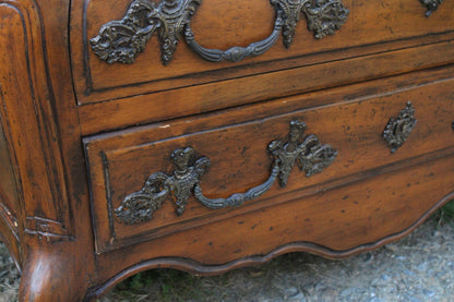 Commode galbée de style Louis XV dite “tombeau” - VENDU