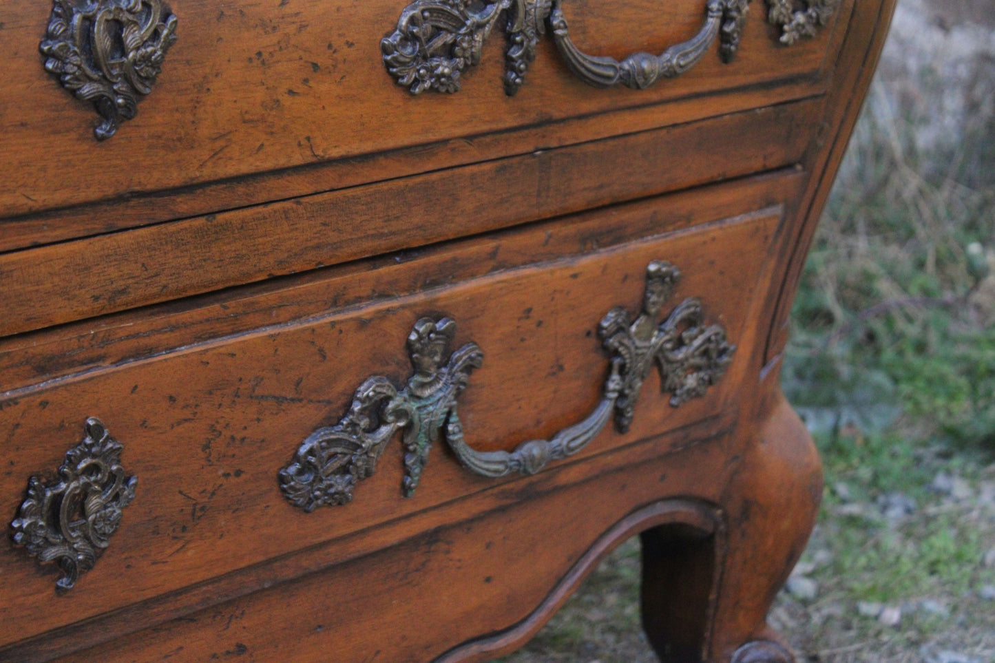Commode galbée de style Louis XV dite “tombeau” - VENDU