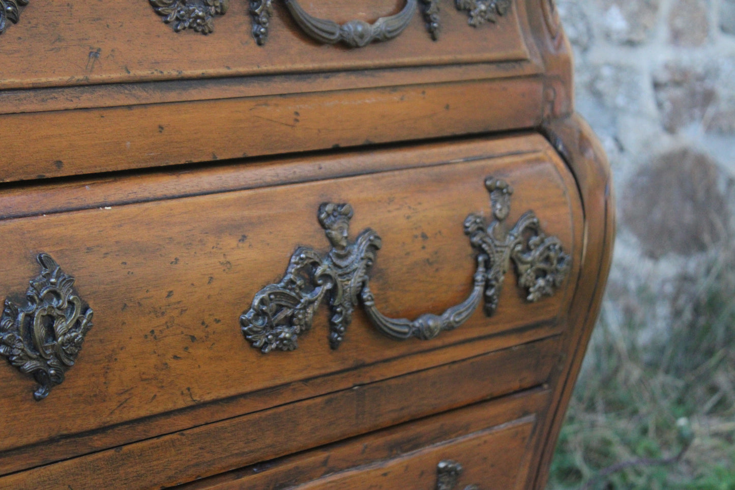 Commode galbée de style Louis XV dite “tombeau” - VENDU