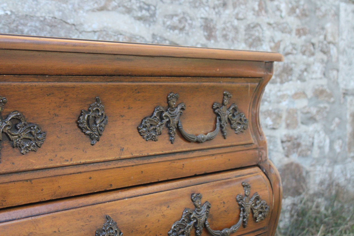 Commode galbée de style Louis XV dite “tombeau” - VENDU