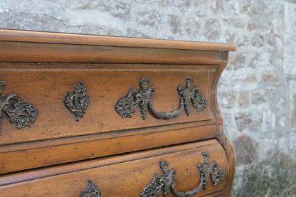 Commode galbée de style Louis XV dite “tombeau” - VENDU