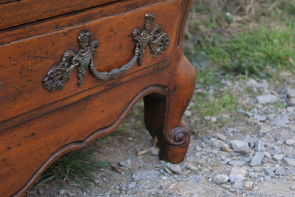 Commode galbée de style Louis XV dite “tombeau” - VENDU