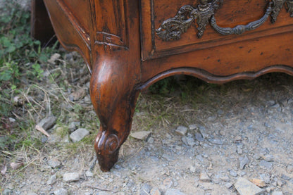 Commode galbée de style Louis XV dite “tombeau” - VENDU