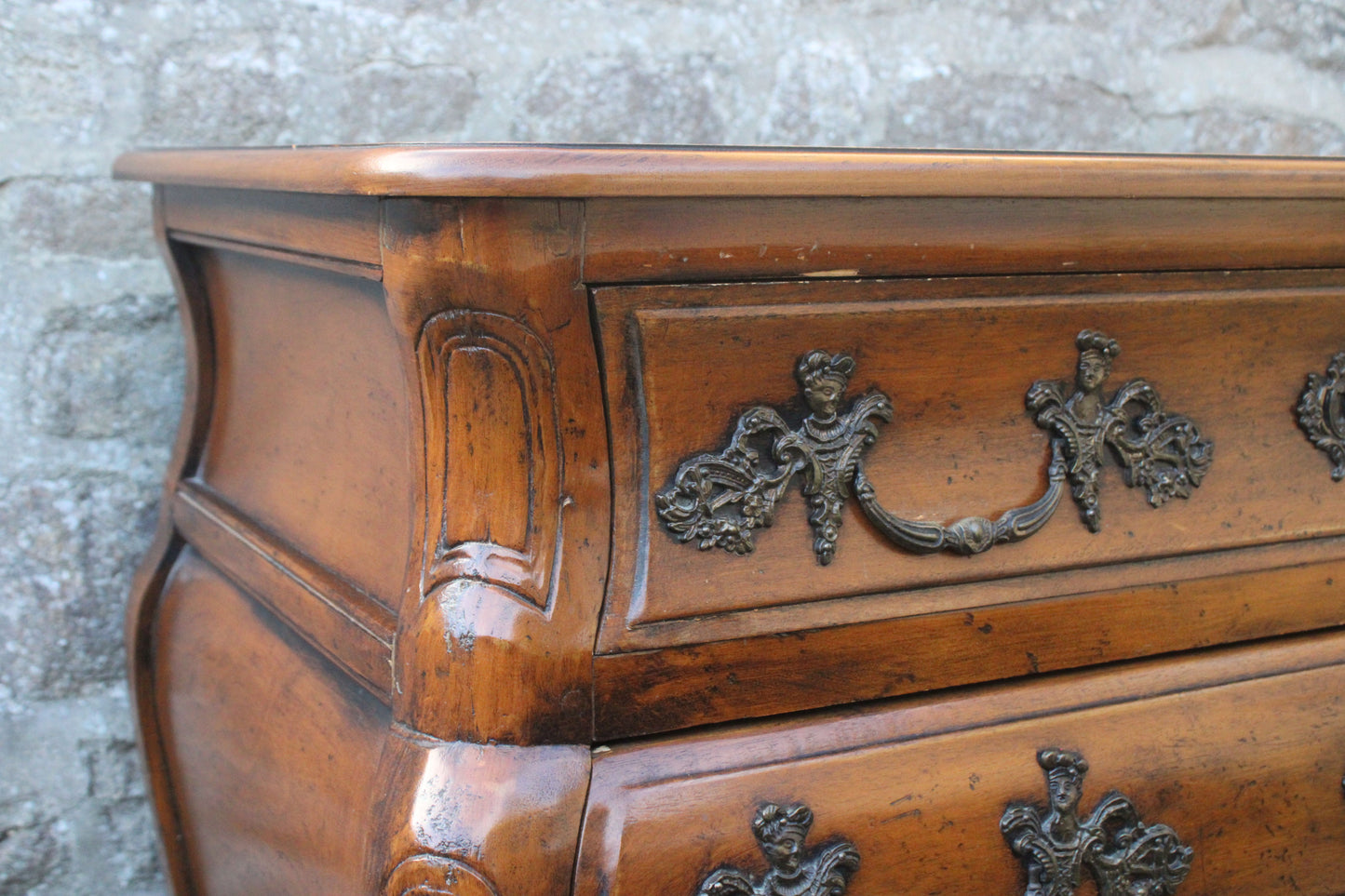 Commode galbée de style Louis XV dite “tombeau” - VENDU