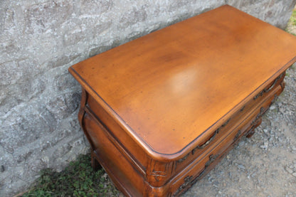 Commode galbée de style Louis XV dite “tombeau” - VENDU