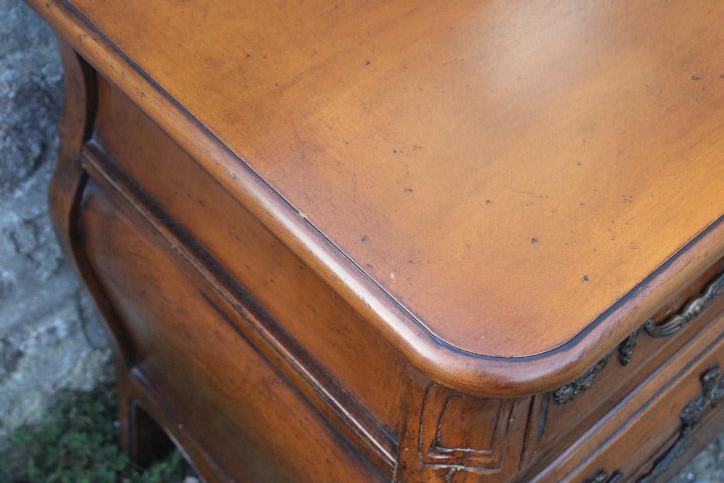 Commode galbée de style Louis XV dite “tombeau” - VENDU