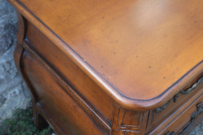 Commode galbée de style Louis XV dite “tombeau” - VENDU