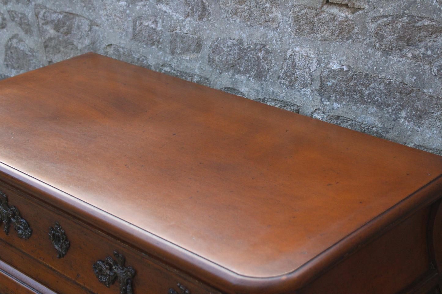 Commode galbée de style Louis XV dite “tombeau” - VENDU