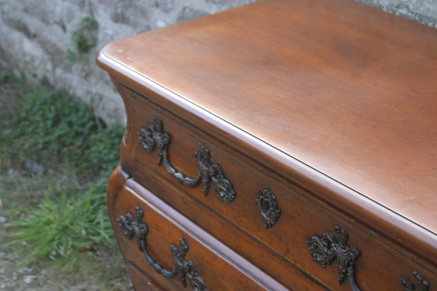 Commode galbée de style Louis XV dite “tombeau” - VENDU