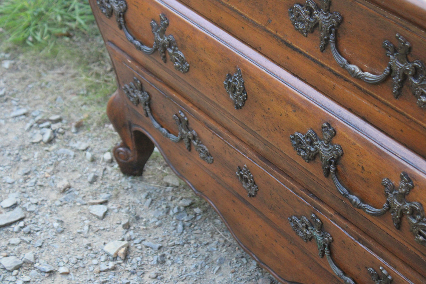 Commode galbée de style Louis XV dite “tombeau” - VENDU