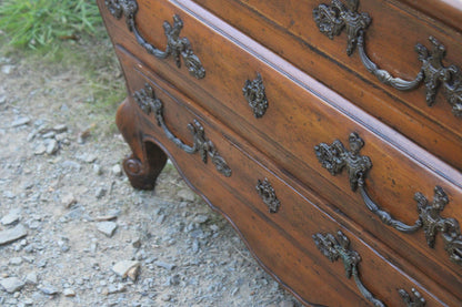Commode galbée de style Louis XV dite “tombeau” - VENDU