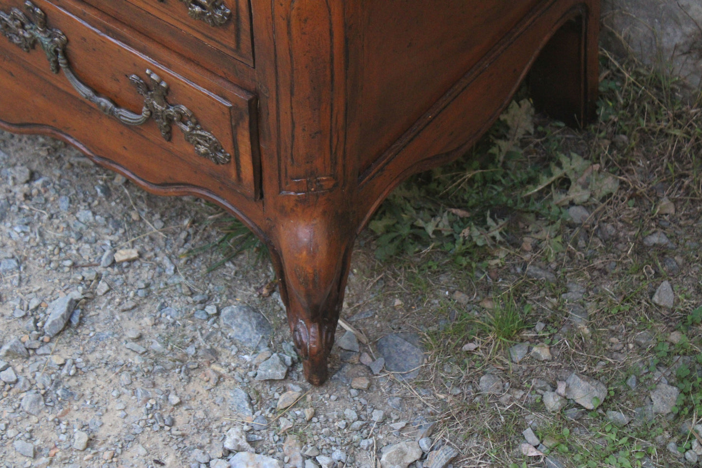 Commode galbée de style Louis XV dite “tombeau” - VENDU