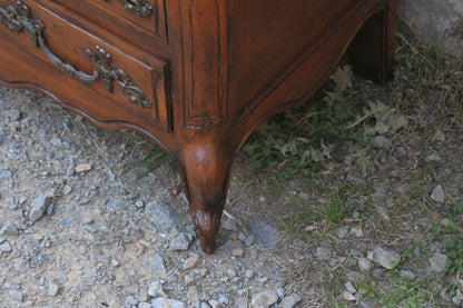 Commode galbée de style Louis XV dite “tombeau” - VENDU