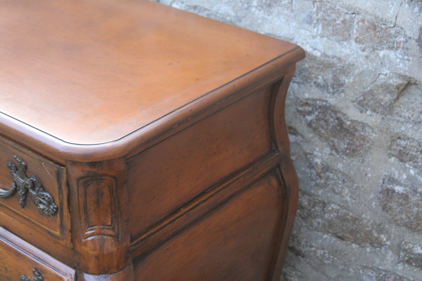 Commode galbée de style Louis XV dite “tombeau” - VENDU