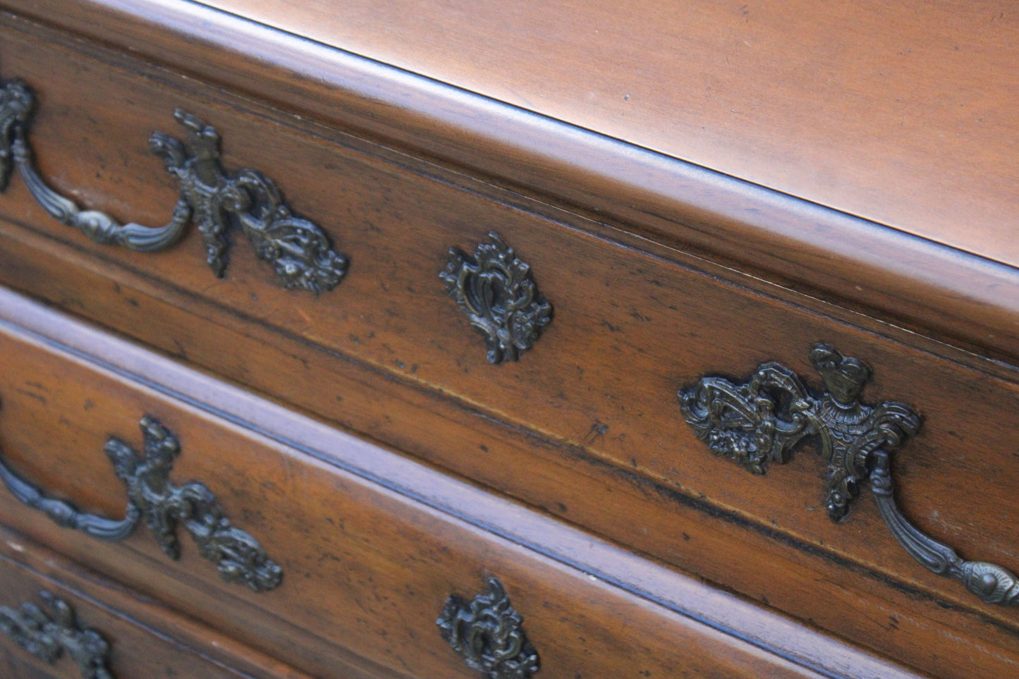 Commode galbée de style Louis XV dite “tombeau” - VENDU