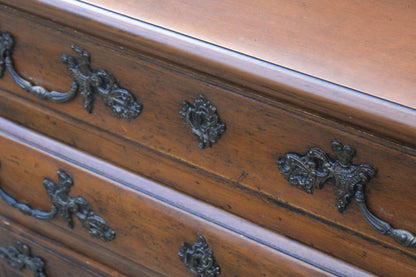 Commode galbée de style Louis XV dite “tombeau” - VENDU