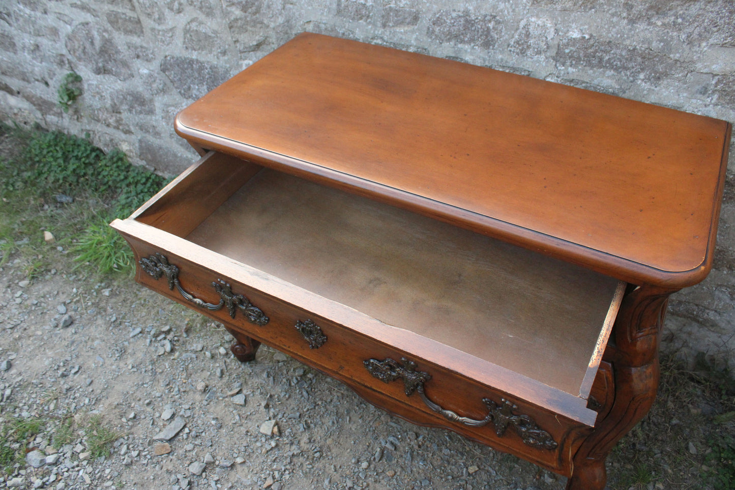 Commode galbée de style Louis XV dite “tombeau” - VENDU