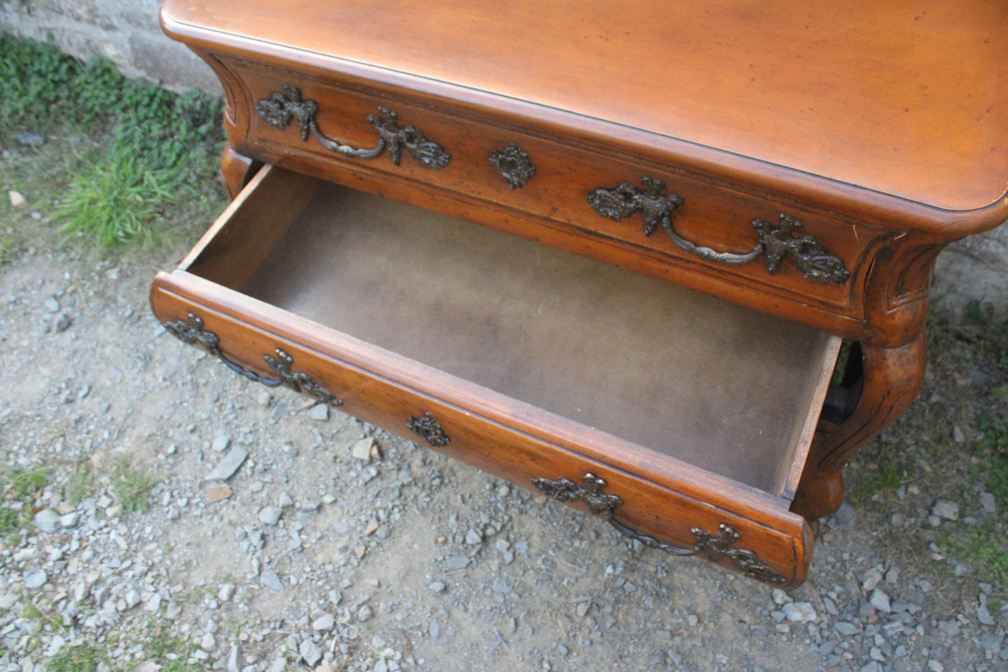 Commode galbée de style Louis XV dite “tombeau” - VENDU
