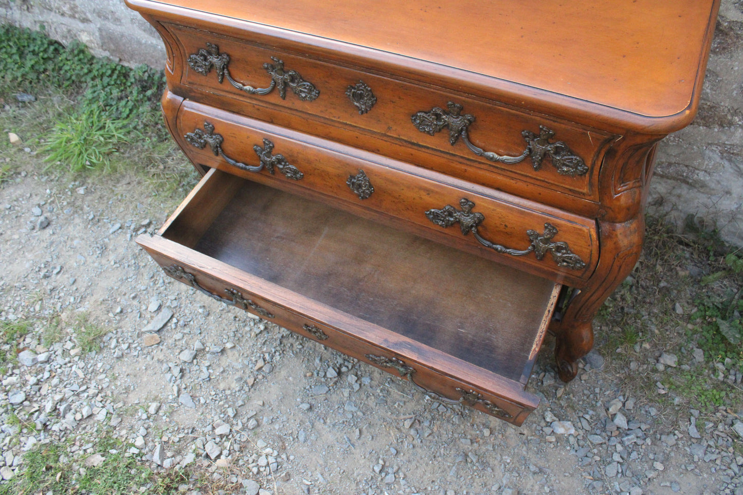 Commode galbée de style Louis XV dite “tombeau” - VENDU