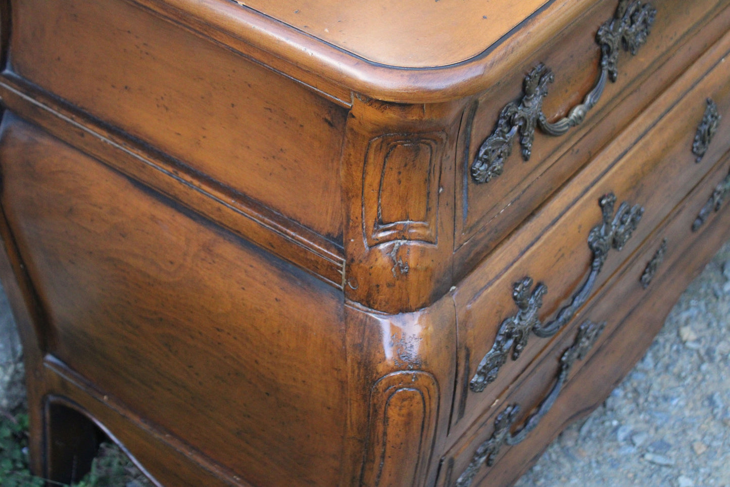 Commode galbée de style Louis XV dite “tombeau” - VENDU