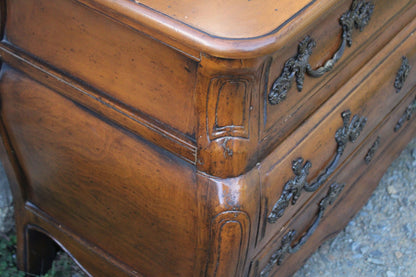Commode galbée de style Louis XV dite “tombeau” - VENDU