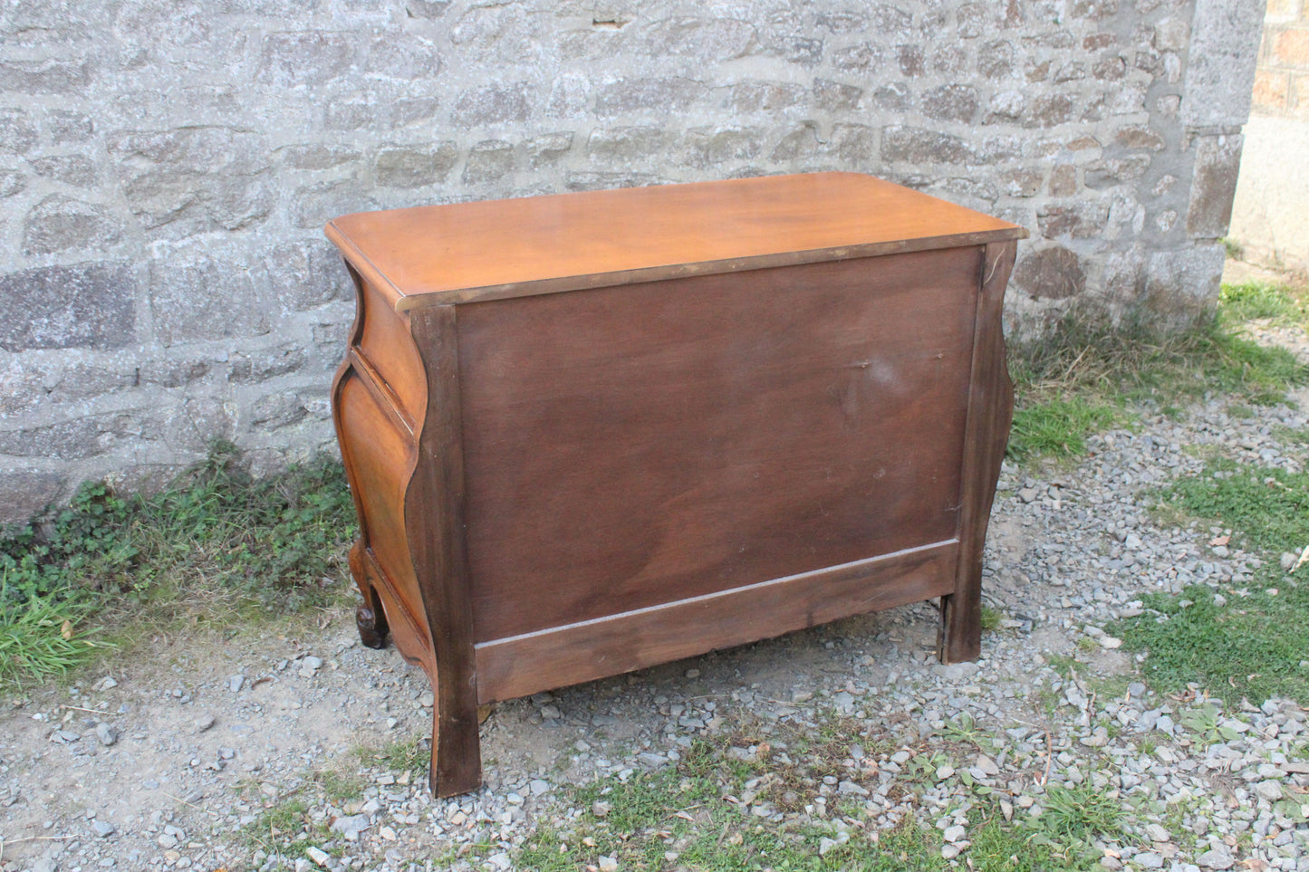 Commode galbée de style Louis XV dite “tombeau” - VENDU