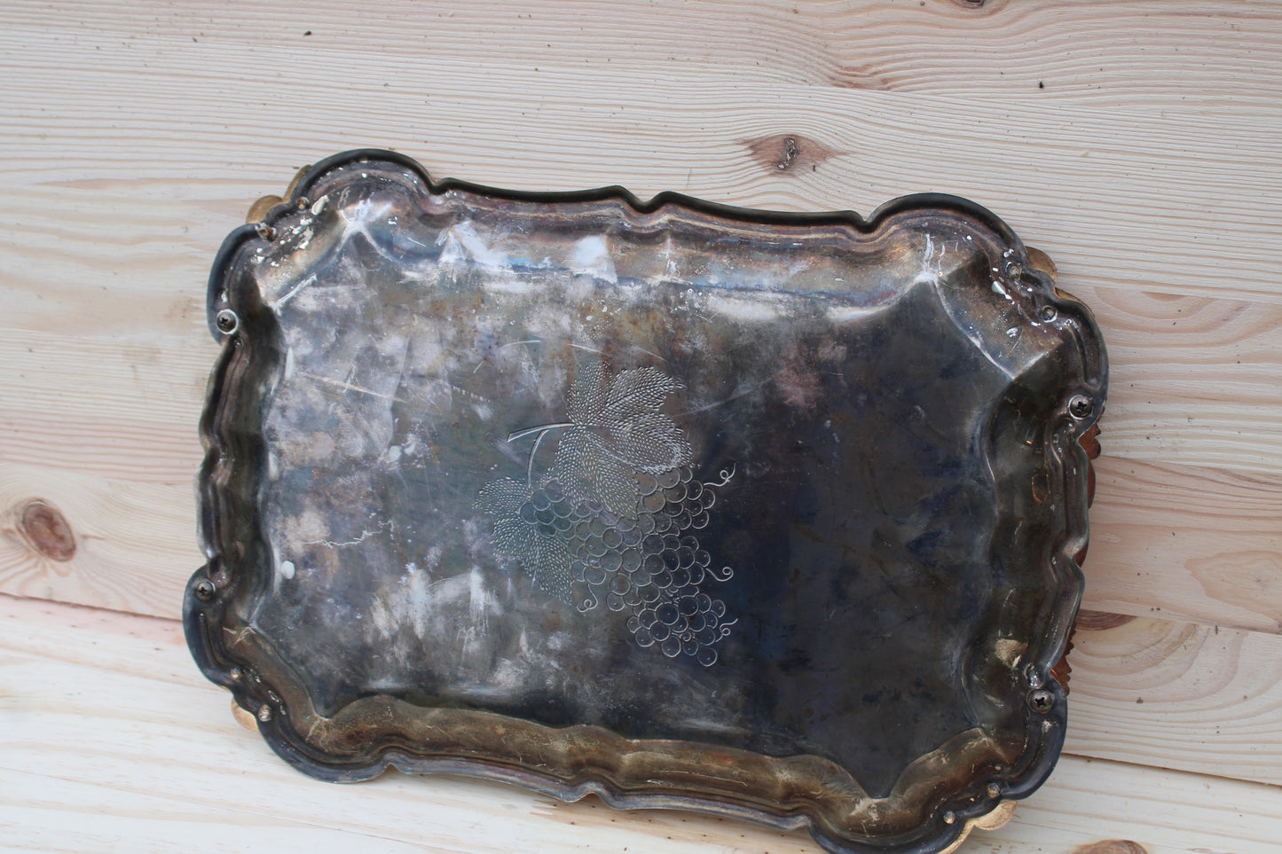 Plateau ancien en métal argenté et bords dorés – Motifs de grappes de raisin