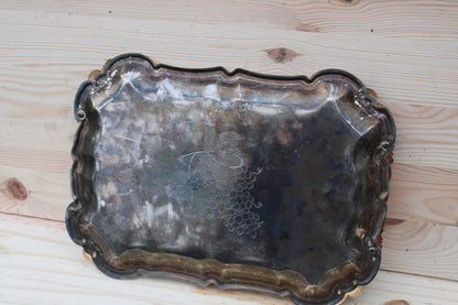 Plateau ancien en métal argenté et bords dorés – Motifs de grappes de raisin