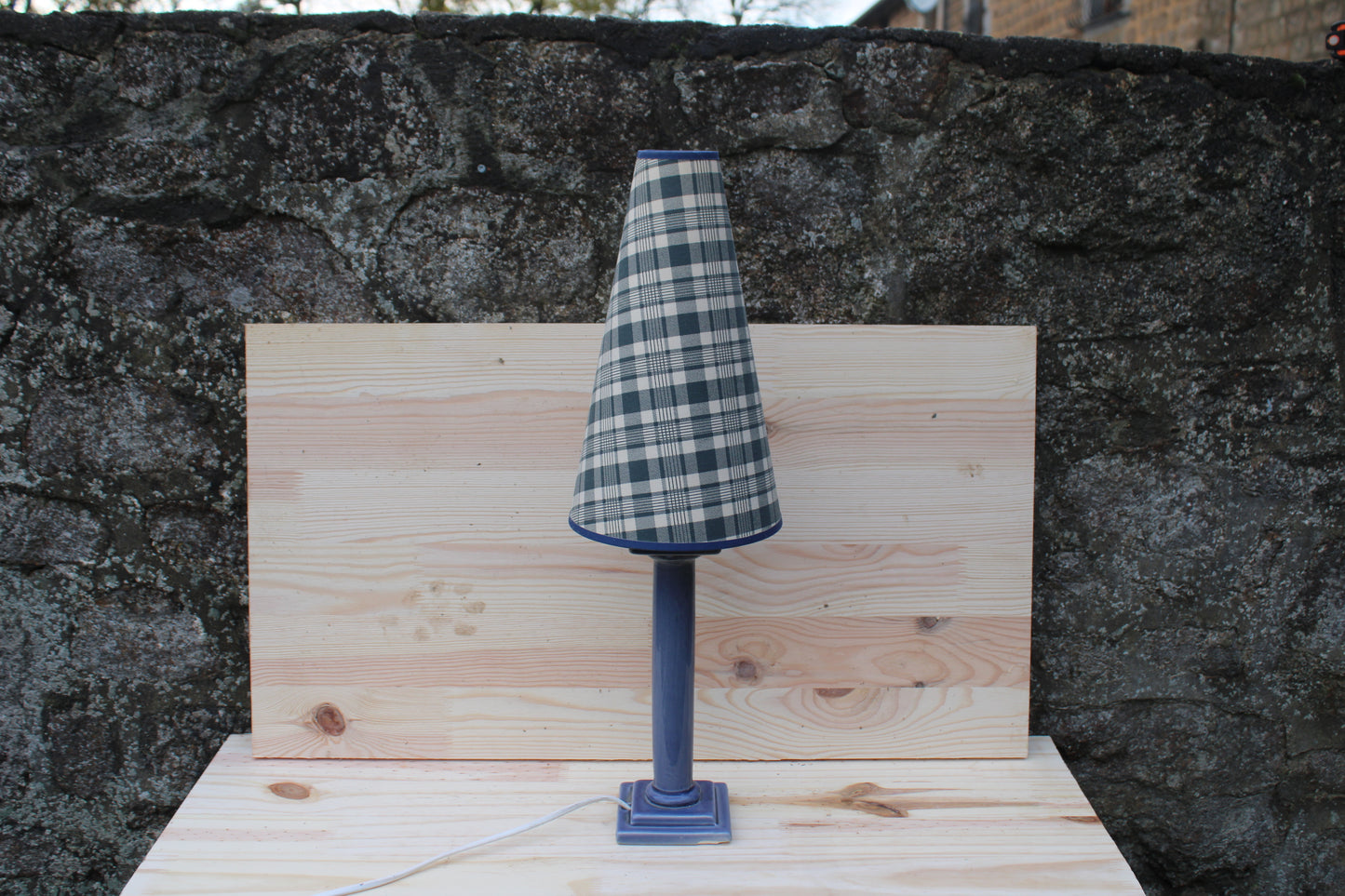 Lampe de table – Pied céramique bleu & abat-jour tartan