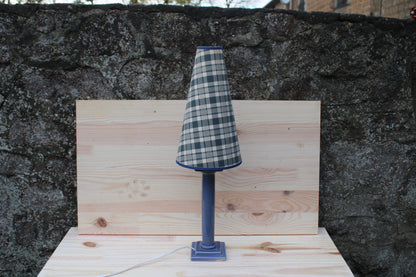 Lampe de table – Pied céramique bleu & abat-jour tartan