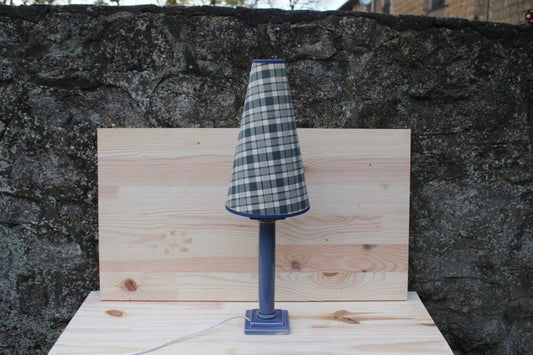 Lampe de table – Pied céramique bleu & abat-jour tartan