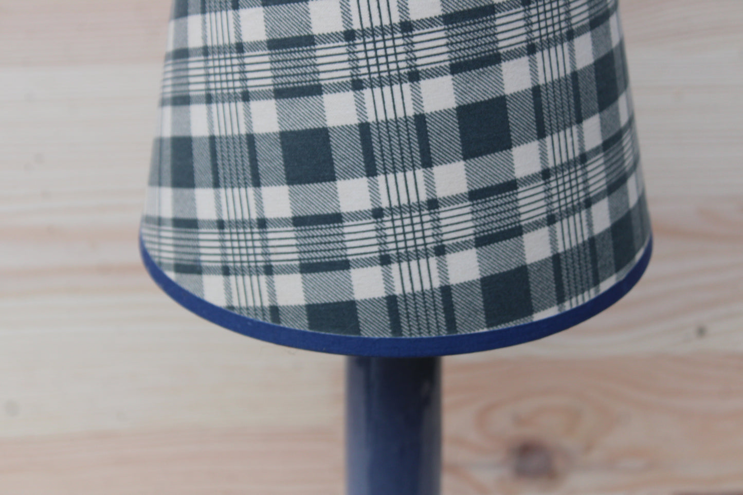 Lampe de table – Pied céramique bleu & abat-jour tartan